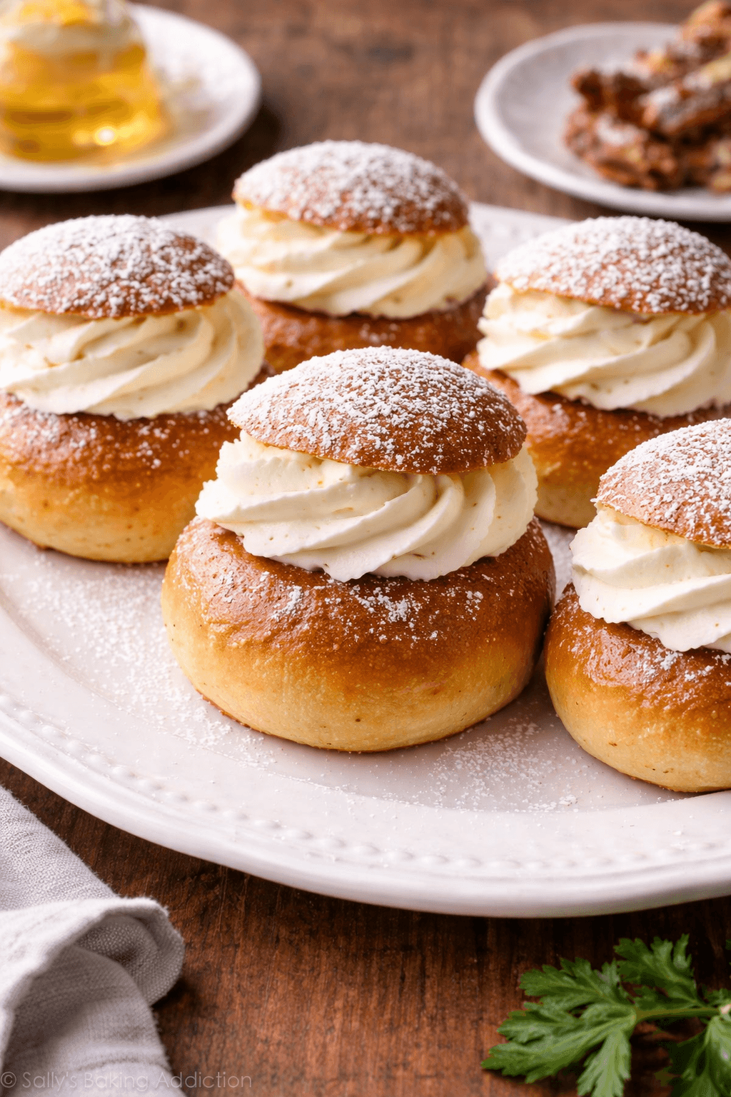 Cardamom buns with cream